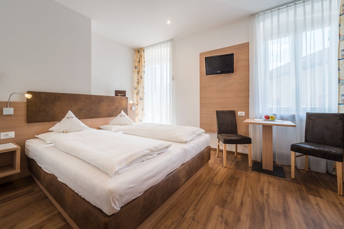 Comfort Double Room | 1 bedroom, in-room safe, desk, laptop workspace