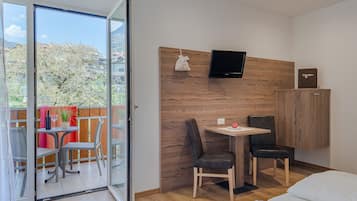 Habitación doble Confort | 1 habitación, caja de seguridad en la habitación y escritorio