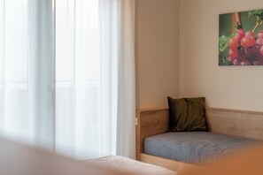 Gewürztraminer | In-room safe, desk, laptop workspace, free WiFi - Rebenheim Frühstückspension - FEWO (Termeno Sulla Strada del Vino)