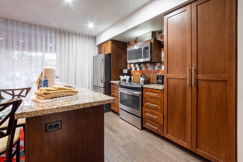 Refrigerador, microondas, horno y parrilla de estufa 