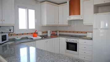 Frigorífico, microondas, horno y placa de cocina