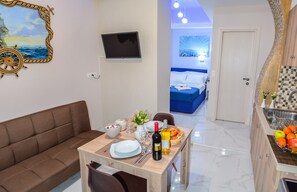 Estudio romántico | Área de sala de estar | Televisión de pantalla plana 
