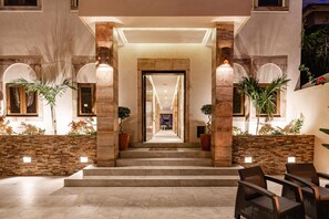 تفاصيل الفندق من الخارج