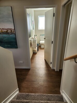 Tina, secadora de cabello, toallas, jabón 