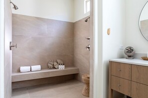 Badewanne, Haartrockner, Handtücher