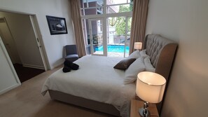 4 bedrooms, desk, iron/ironing board, free WiFi - Toorak Luxury Living (Toorak)