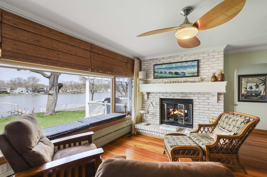 Fox River/chain Of Lakes Waterfront Home With Hot Tub - McHenry, IL