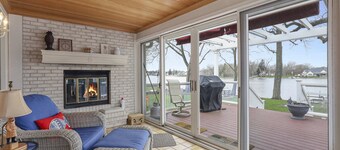  Fox River/Chain of Lakes Waterfront Home with Hot Tub