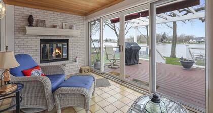 Fox River/Chain of Lakes Waterfront Home with Hot Tub