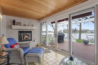  Fox River/Chain of Lakes Waterfront Home with Hot Tub