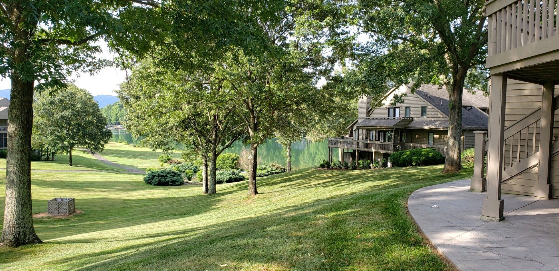 Townhome with community dock , close to golf, state park, restaurants and more!