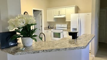 冰箱、微波炉、烤箱、炉灶