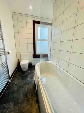 Rainfall showerhead, free toiletries, hair dryer