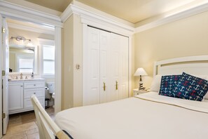 1 dormitorio, tabla de planchar con plancha, wifi y ropa de cama