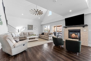 Smart-TV, Kamin, Videospiele, Tischfußball