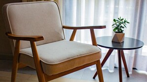 Rom – executive | Dundyner, minibar, safe på rommet og skrivebord