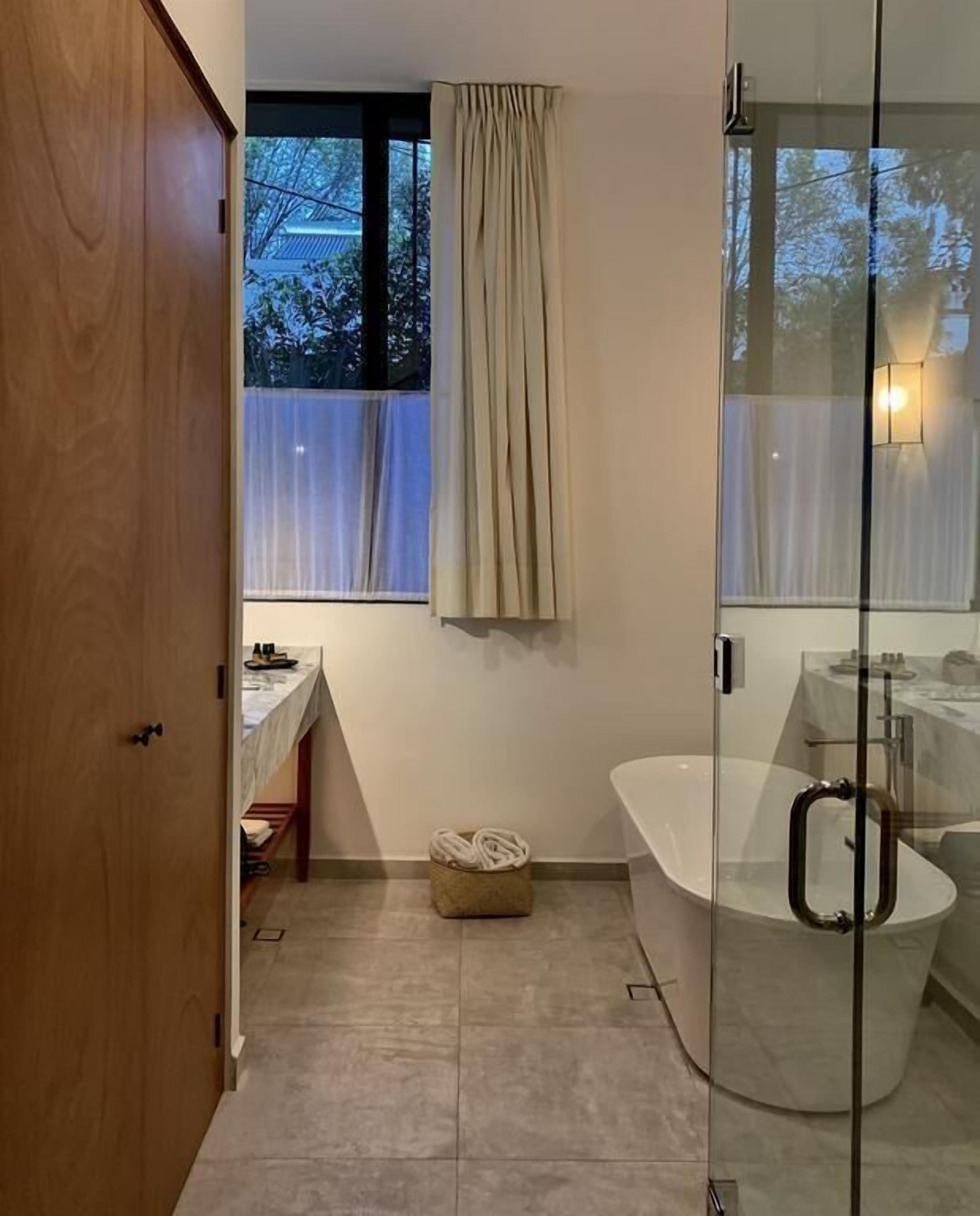 Quarto solteiro luxo, banheira | Banheiro | Chuveiro, chuveiro com efeito de chuva, secador de cabelo 