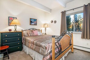 3 bedrooms, iron/ironing board, free WiFi, bed sheets - Free Shuttle Ride to Keystone Slopes |Sauna |Gas Fireplace |Recently Renovated (Dillon)