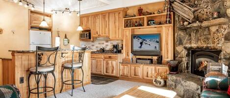 Télévision, cheminée, lecteur de DVD, table de tennis de table