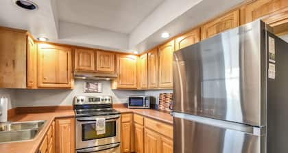 Country Club Condo - Central + Sleeps 5 & portable A/C's!