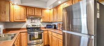 Country Club Condo - Central + Sleeps 5 & portable A/C's!