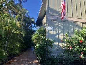 Property grounds - Winter Deals! Partial ocean view condo with pool & just steps to beach. (Kihei)