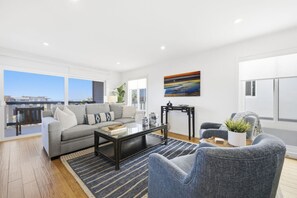 Smart TV, fireplace, books, stereo - Sunny Breeze Del Mar Condo (Del Mar)