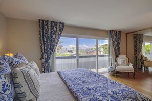 2 habitaciones, escritorio y tabla de planchar con plancha