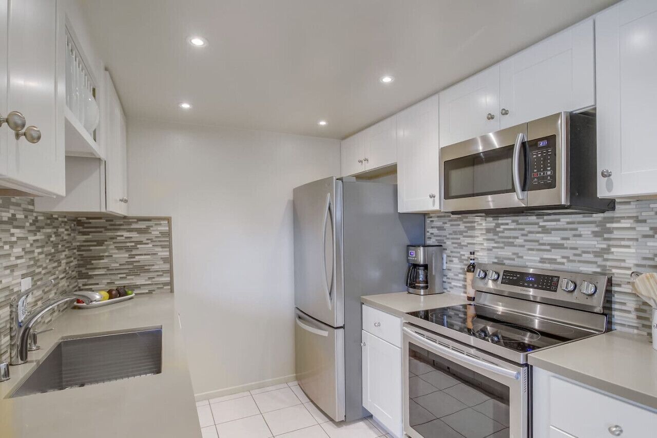 Køleskab, mikrobølgeovn, ovn, kogeplade