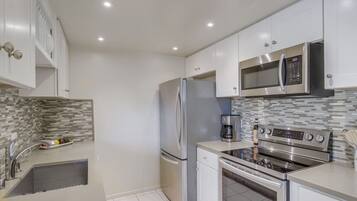 Réfrigérateur, micro-ondes, four, plaque de cuisson