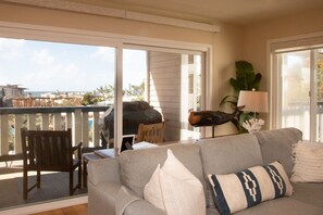 Smart TV, chimenea, libros y estéreo