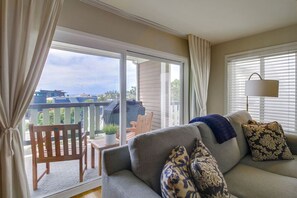 Smart TV, fireplace, books, stereo