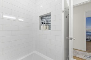 Dusche, Haartrockner, Handtücher