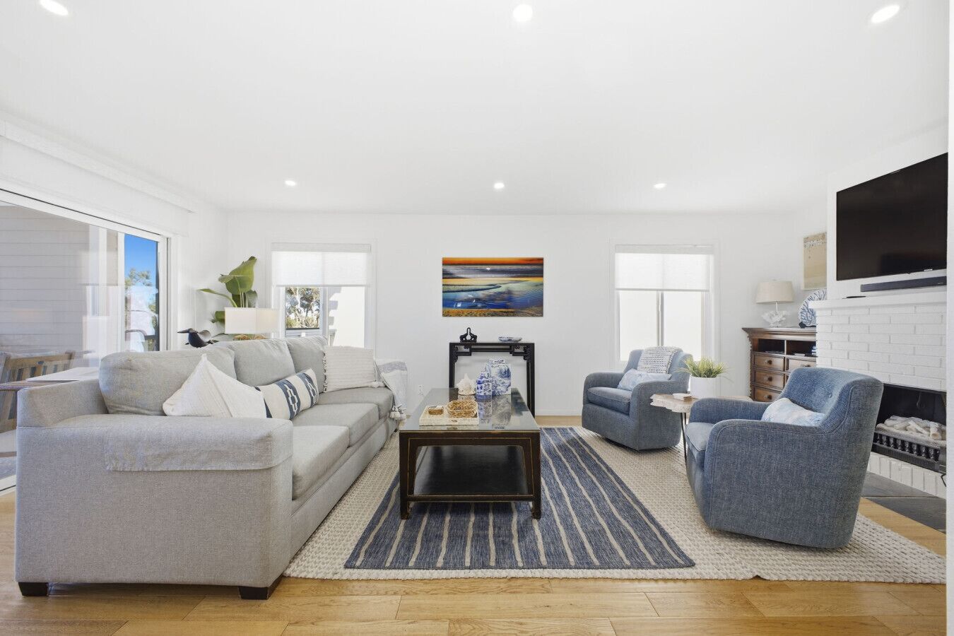 Smart TV, fireplace, books, stereo