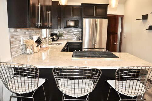 Modern Luxury Bungalow DT - Comfort, Coffee, Wine, Beer, Restaurants and More!
