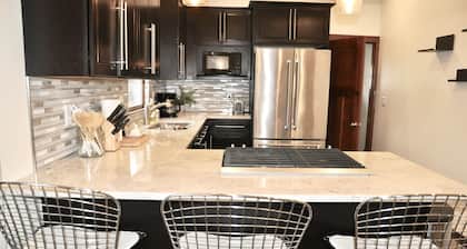 Modern Luxury Bungalow DT - Comfort, Coffee, Wine, Beer, Restaurants and More!