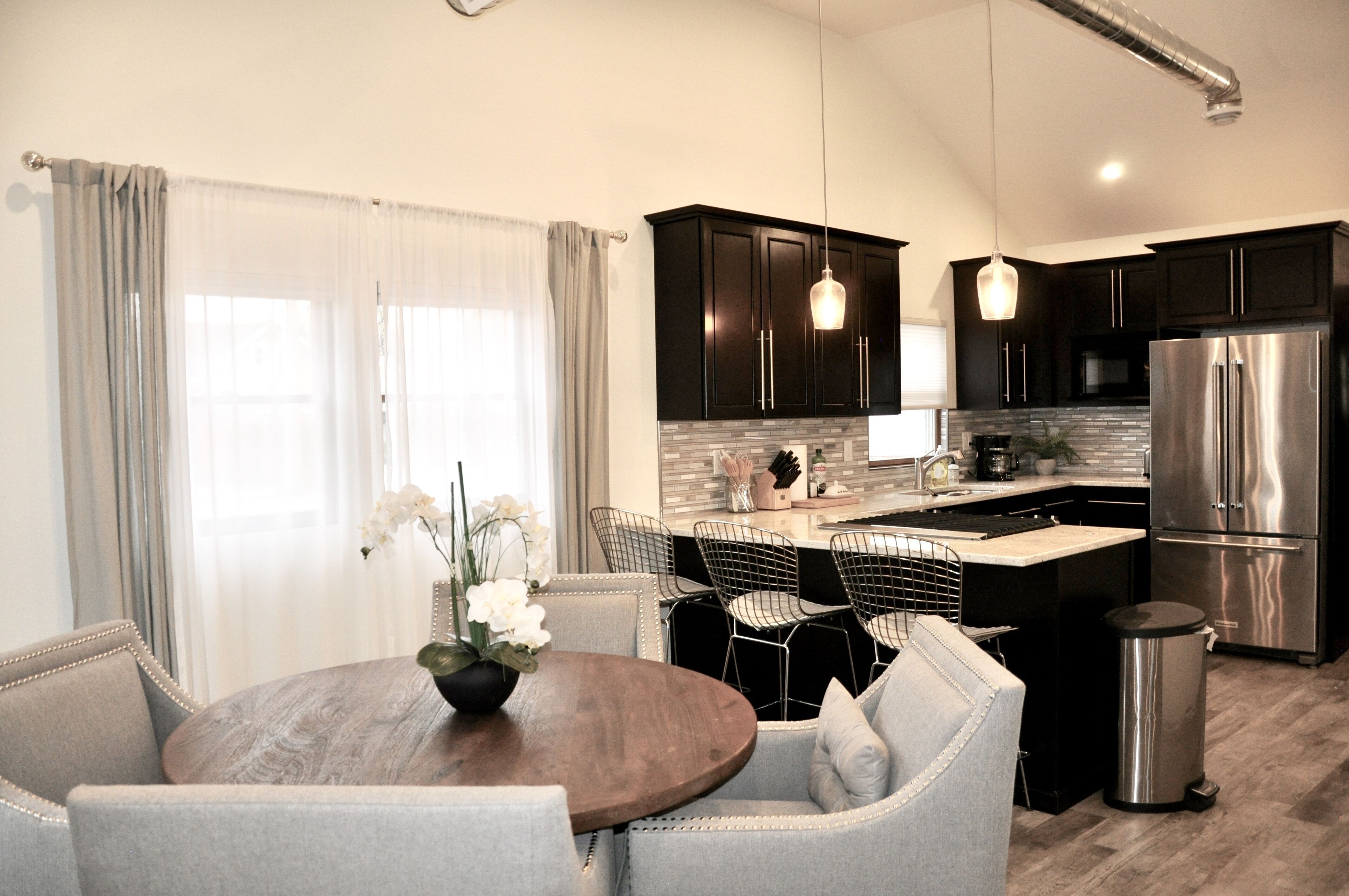 Modern Luxury Bungalow DT - Comfort, Coffee, Wine, Beer, Restaurants and More!