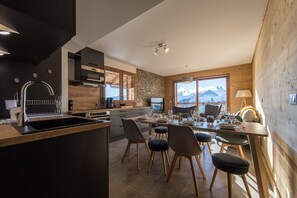 Kühlschrank, Ofen, Geschirrspüler, Kochgeschirr/Geschirr/Besteck