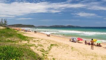 Guarda-sóis, prática de vôlei de praia