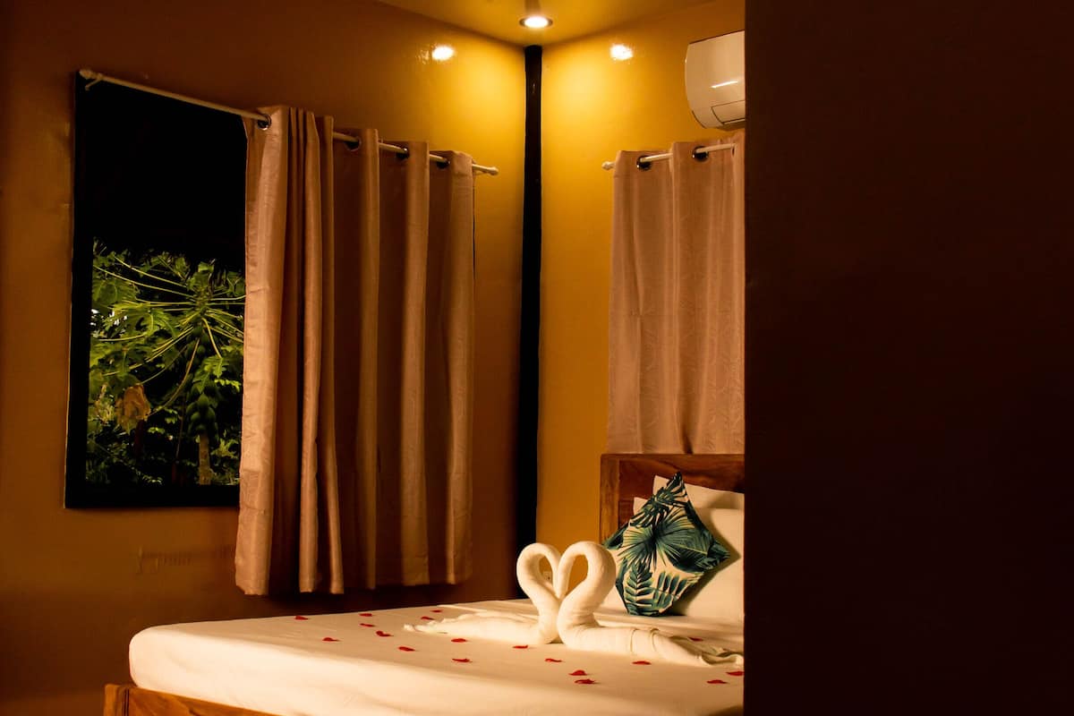 Camera luna di miele, 1 letto king, vista giardino, lato giardino | 1 camera, Wi-Fi gratuito, lenzuola