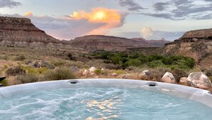 Outdoor spa tub - Mother Eve Tiny House (Washington County)