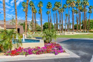 Property grounds - ❤️Majestic Mountains & Tranquil Golf Views❤️Pool✦Spa✦BBQ✦King Beds✦Patios✦Dogs Ok✦ (La Quinta)