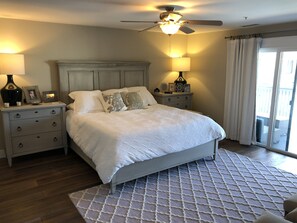 3 habitaciones, escritorio y tabla de planchar con plancha 