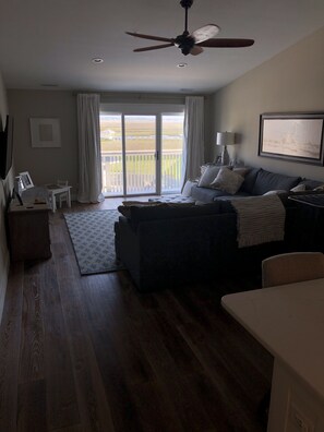 Smart TV, computer monitors