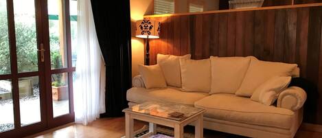 TV, peis og DVD-spiller