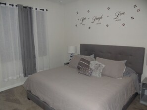 2 Schlafzimmer, Zimmersafe, Schreibtisch, Bügeleisen/Bügelbrett