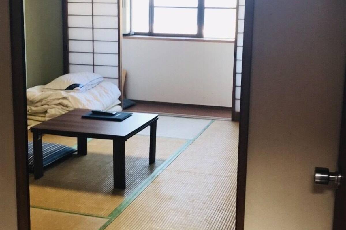 Tradisjonelt rom (Japanese Style, 4 Guests) | Blendingsgardiner, wi-fi (inkludert) og sengetøy