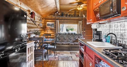 Bear's Inn offers fireplace, WiFi, dog friendly and is a short distance from downtown and mountains.
