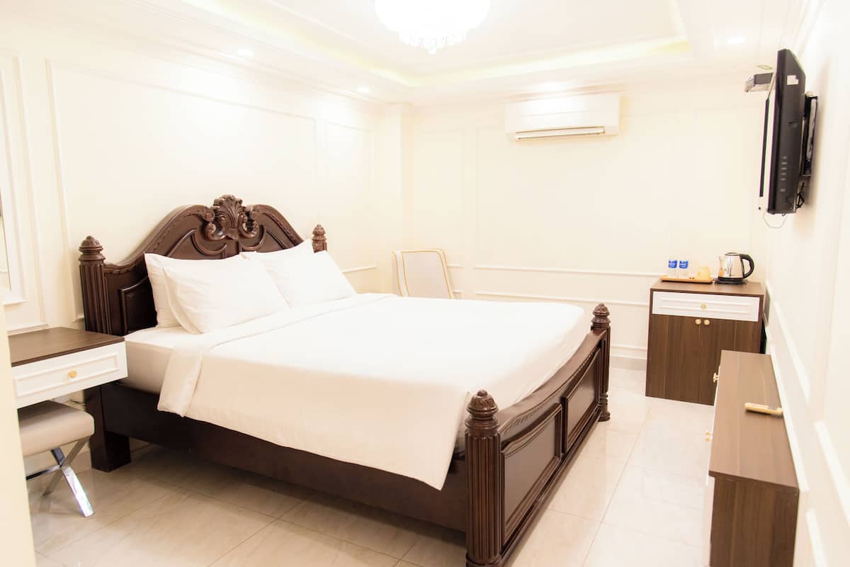 Minibar, desk, free WiFi, bed sheets