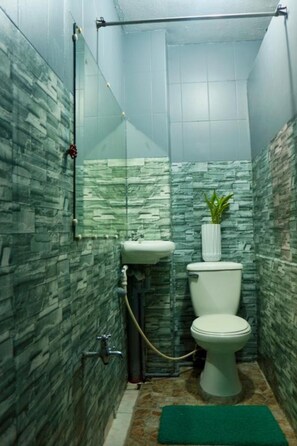 Shower, hair dryer, towels - E Transient - Hostel (Parañaque)